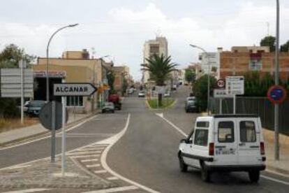La entrada a la localidad de Alcanar (Tarragona), una de las poblaciones en las que esta madrugada se han registrado más de veinte seísmos, que se atribuyen al proyecto Castor de almacenamiento de gas en el subsuelo marino y que se han convertido en el principal tema de conversación y de preocupación de los vecinos.