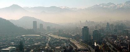 Vista de la ciudad de Santiago de Chile, con la cordillera de los Andes al fondo, bajo la segunda situación de preemergencia ambiental en 2007 debido a la alta contaminación.