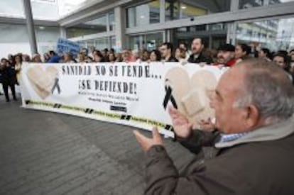 Concentraci&oacute;n del personal y usuarios del Hospital Infanta Leonor de Madrid en las puertas del centro sanitario para celebrar la suspensi&oacute;n el plan de privatizaci&oacute;n de seis hospitales p&uacute;blicos.