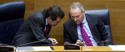 El vicepresidente José Ciscar con el jefe del Consell, Alberto Fabra, en una sesión de las Cortes Valencianas.
