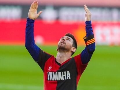 Messi celebra un gol con la camiseta de Maradona este domingo en el Camp Nou ante Osasuna. getty