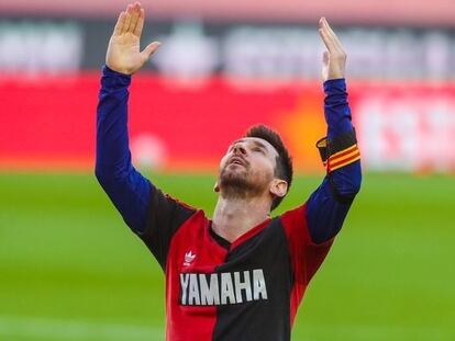 Messi celebra un gol con la camiseta de Maradona, este domingo en el Camp Nou ante Osasuna. Getty