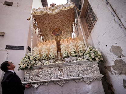 Procesión de la hermandad de la Aurora, a su paso por la calle Grifos de San José de Granada (Andalucía).