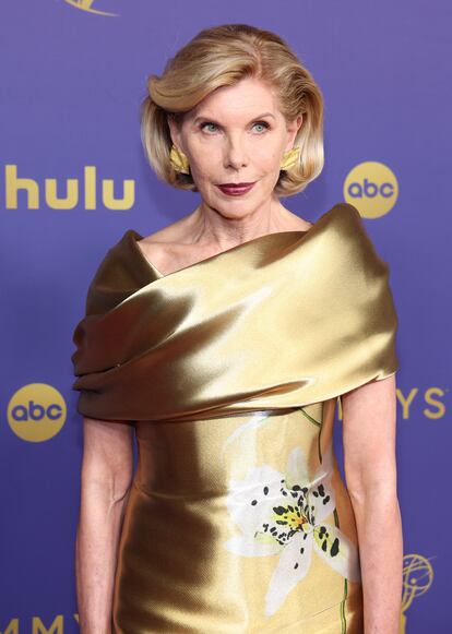 Christine Baranski, nominada por su papel en la serie 'La edad dorada', lució un vestido dorado de Oscar de la Renta. 