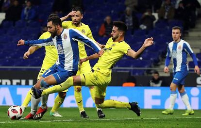 Borja Iglesias y Pepe Castaño, en la acción del primer penalti.