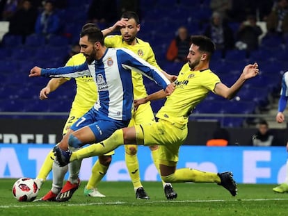 Borja Iglesias y Pepe Castaño, en la acción del primer penalti.