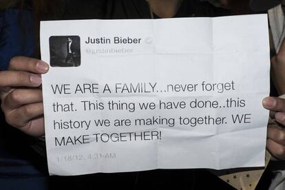 "Somos familia... Nunca lo olvidis. Lo que hemos hecho es historia... Lo estamos haciendo juntos. lo hacemos juntos". Mensaje del cantante en Twitter. ?Quin ser la oveja negra de la suya?