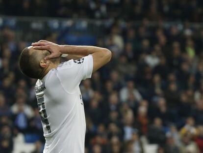 Karim Benzema es lamenta per una ocasió fallada.