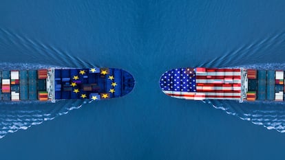Ilustración con las banderas de EE UU y la UE sobre dos barcos de mercancías.