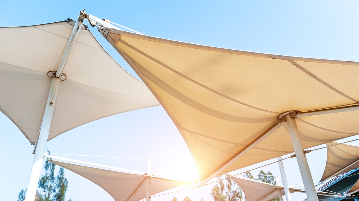 Así es el toldo de Amazon que no necesita casi montaje y que es ideal para terraza y jardín