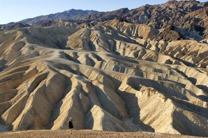 Zabriskie Point, en el Parque Nacional del valle de la Muerte, en el desierto de Mojave, California, Estados Unidos