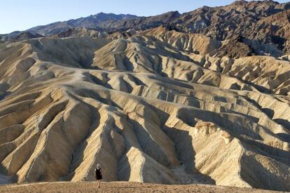 Zabriskie Point, en el Parque Nacional del valle de la Muerte, en el desierto de Mojave, California, Estados Unidos 