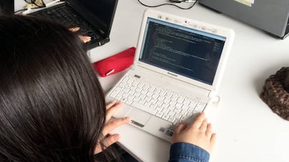 Una programadora desarrolla software basado en la nube en Lima, Perú.