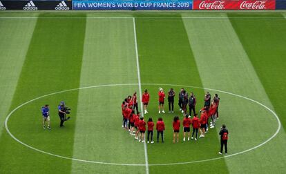 La selección española pisa por primera vez el cesped del Stade Oceane, sede del partido contra Sudáfrica en Deauville (Francia).