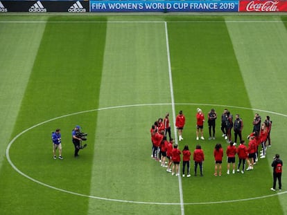 La selección española pisa por primera vez el cesped del Stade Oceane, sede del partido contra Sudáfrica en Deauville (Francia).