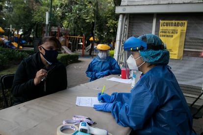 Una mujer de la alcaldía Miguel Hidalgo visita un módulo de la covid-19 en Ciudad de México.