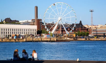 La noria SkyWheel, muy cerca de la plaza del Mercado de Helsinki.