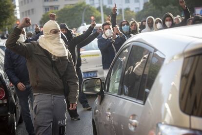 Trabajadores del metal aplaudiendo a las personas que tocaban el claxon a su paso por las calles de la ciudad, este viernes en Cádiz.