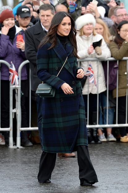 En su primera visita a Escocia quiso lanzar un gui?o con un abrigo de tartn de Burberry.

?Su toque? Combinarlo con un bolso cruzado, de?Strathberry, rompiendo con la tradicin de su cu?ada Kate, que no prescinde de un clutch en el que ocupar las manos.