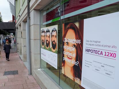 Vista de una entidad bancaria en septiembre en el centro de Oviedo.