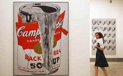 Una visitante pasea por la exposición Mitos del pop, actualmente en cartel en el museo Thyssen.