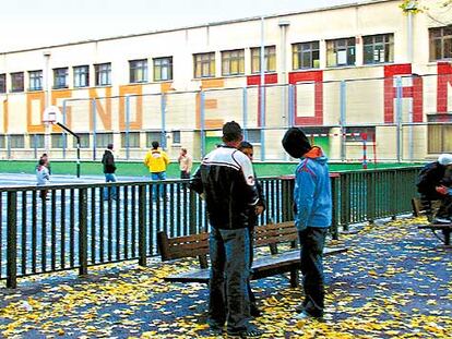 Ambiente de la plaza del Corazón de María, que será derribada para hacer un aparcamiento y un parque.