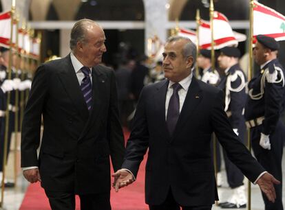 El rey Juan Carlos y el presidente libanés, Michel Suleiman, ayer en el palacio presidencial beirutí.