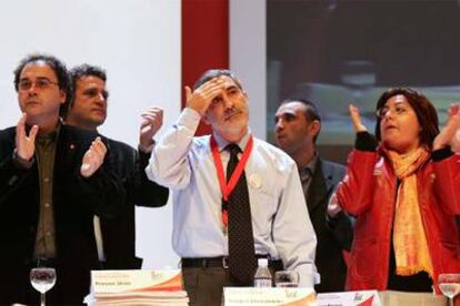 De izquierda a derecha, Jordi Miralles, Javier Alcázar, Gaspar Llamazares, Rubén Fernández y Montserrat Muñoz, al finalizar la asamblea de IU.