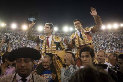 José Tomás (izquierda) y MIguel Ángel Perera, en Algeciras saliendo a hombros.