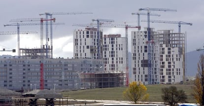 En la imagen, varios edificios de viviendas en construcci&oacute;n. 