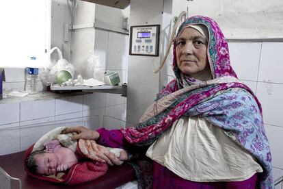 Una matrona en el hospital de la capital de Baltistán, Skardu, el último pueblo del valle y el más grande de esta zona. Muestra una bebé recién nacida. Esta niña ha nacido en circunstancias distintas a las de la mayoría de los baltíes –con atención médica en un hospital–. Los servicios de salud en la zona son inexistentes, este es el único hospital y para enfermedades graves han de trasladarse a la capital, Islamabad.