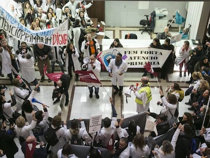 Protesta de facultativos en el edificio del Departamento de Salud de la Generalitat el año pasado.