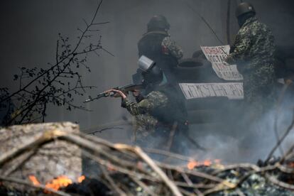 Forças especiais ucranianas tomam posição em um posto de controle de estrada que foi tomado em Slavyansk.