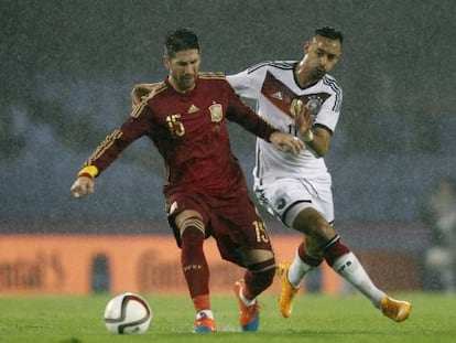 Sergio Ramos controla el bal&oacute;n ante Bellarabi. 