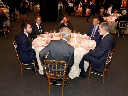 El rey Felipe VI, el presidente Pedro Sánchez y el jefe del Ejecutivo catalán, Pere Aragonès, cenan junto a Ada Colau, alcaldesa de Barcelona, el presidente de Fira de Barcelona, Pau Relat, y Mats Granryd, director general de GSMA.