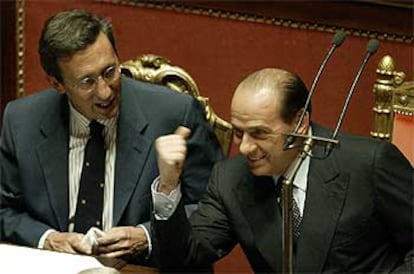Silvio Berlusconi sonríe al lado del viceprimer ministro Gianfranco Fini, antes de su discurso ayer en el Senado.