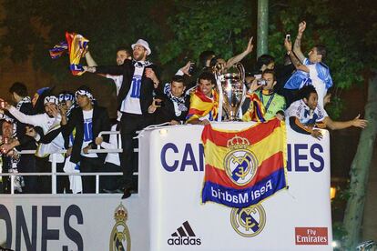  Llegada de los jugadores del Real Madrid con el trofeo de la d&eacute;cima Copa de Europa a la plaza de la Cibeles. 