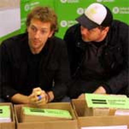Chris Martin (a la izquierda) y Johny Buckland, ayer en Madrid.