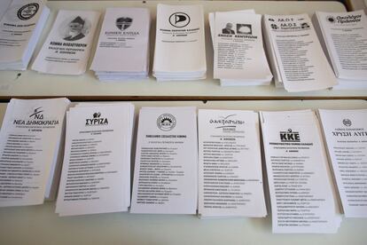 Boletas con las listas de distintos partidos griegos.