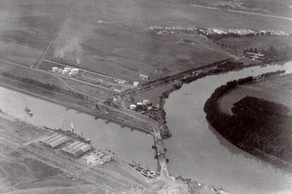 Vista aérea de la base de Tablada en 1929 y en la que se ve el puente de Hierro.