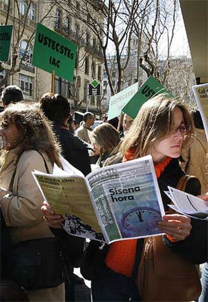 Un grupo de maestros protestando ayer en Barcelona contra la sexta hora. /