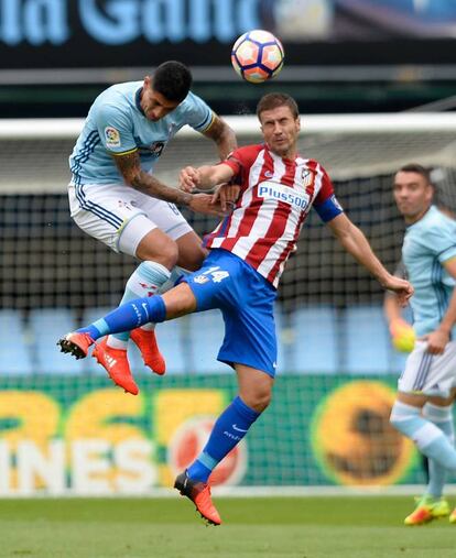 El jugador chileno del Celta Pablo Hernández (izquierda) disputa el balón con Gabi.