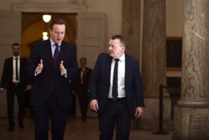 El primer ministro danés, Lars Lokke Rasmussen, junto a su homólogo británico David Cameron.