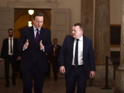 El primer ministro dan&eacute;s, Lars Lokke Rasmussen, junto a su hom&oacute;logo brit&aacute;nico David Cameron.