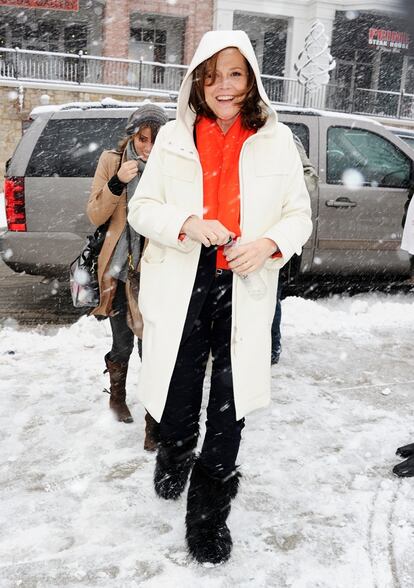 Sigourney Weaver, con abrigo blanco y bufanda naranja, capeó el temporal con una sonrisa.