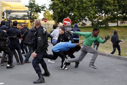 La noche del 30 de julio la policía registró unas 2.000 tentativas de intrusión en el túnel. Unos 350 migrantes han sido detenidos.