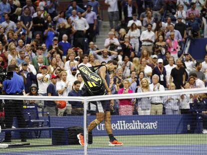 Nadal se retira lesionado de la pista Arthur Ashe de Nueva York tras retirarse contra Del Potro.