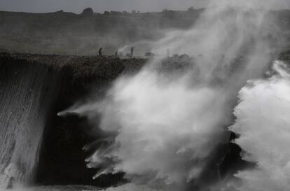 Fuerte oleaje en los bufones de Pría en Llames durante el paso del temporal en Asturias, el 4 de noviembre.