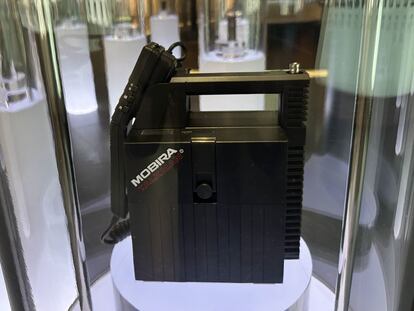 El aparato Mobira Talkman, fabricado por Nokia.