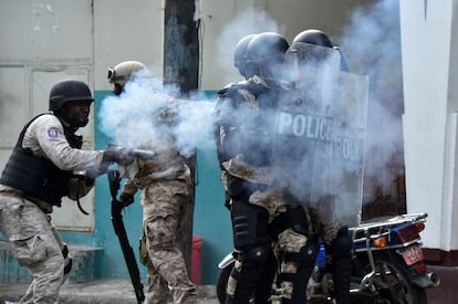 Agentes da Polícia haitiana lançaram bombas de gás lacrimogêneo contra os manifestantes, reunidos em frente ao Palácio Nacional, no centro de Porto Príncipe, em 12 de fevereiro de 2019.